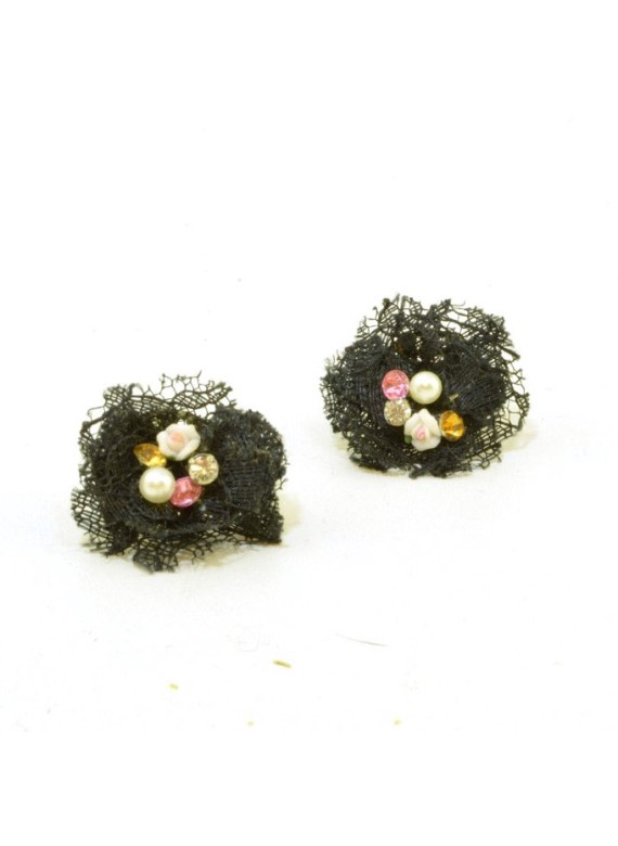 καρφωτά σκουλαρίκια με λουλούδι από μαύρη δαντέλα και λεπτομέριες στο κέντρο