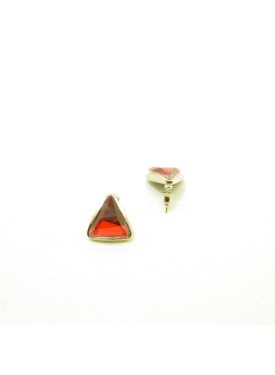 Καρφωτά σκουλαρίκια σε τριγωνικό σχήμα σε κόκκιν..